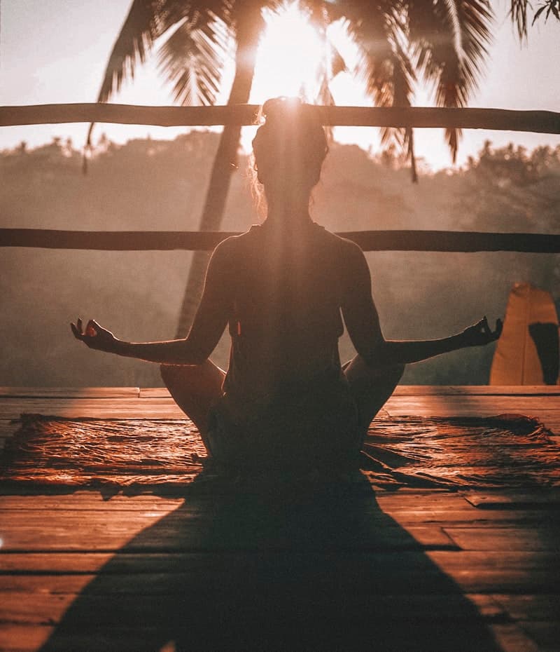 Pessoa em postura de calma e respiração consciente