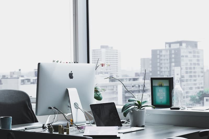 Profissional em ambiente de trabalho com sinais de exaustão