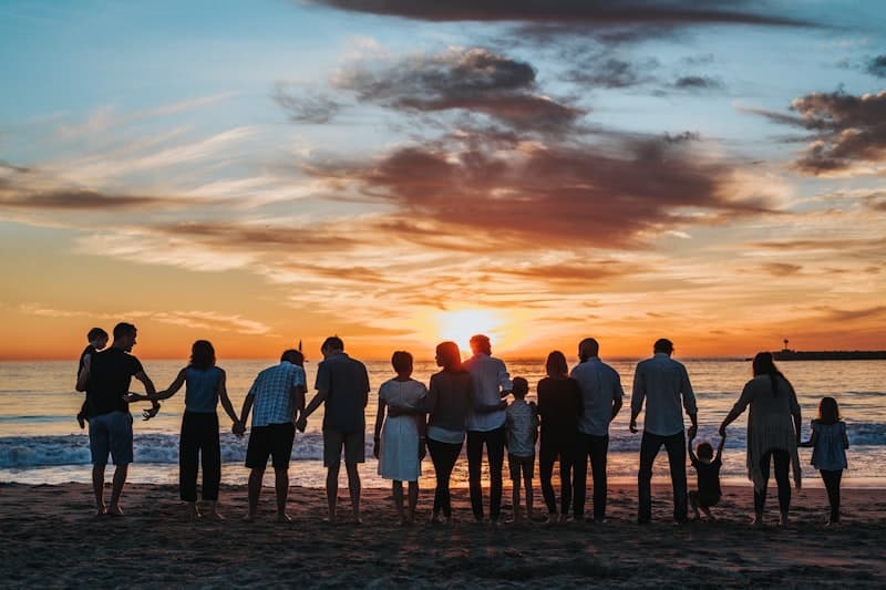 Família em diálogo em ambiente doméstico